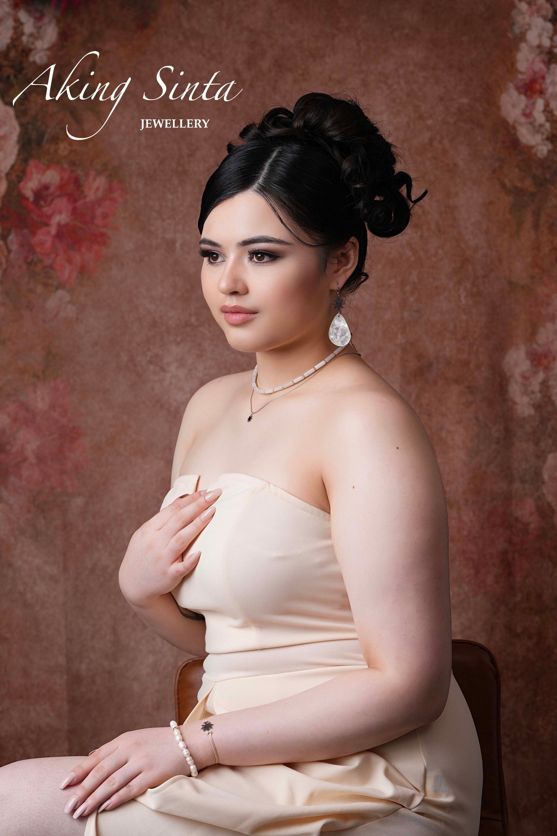 aking-sinta-dainty-araw-necklace-gold-model-brown-chair-full-body-philippine-jewellery