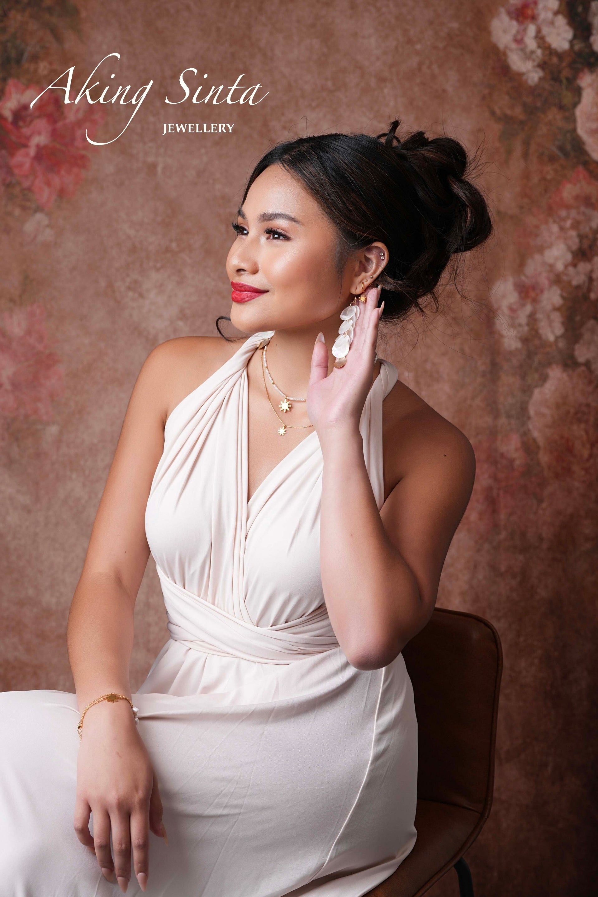 aking-sinta-dainty-araw-necklace-gold-model-chair-sideways-full-body-philippine-jewellery