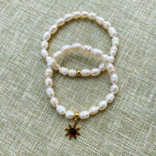 Freshwater pearl stretch bracelet with natural pearls and elastic band, dainty handmade jewellery with 18K gold plated accents