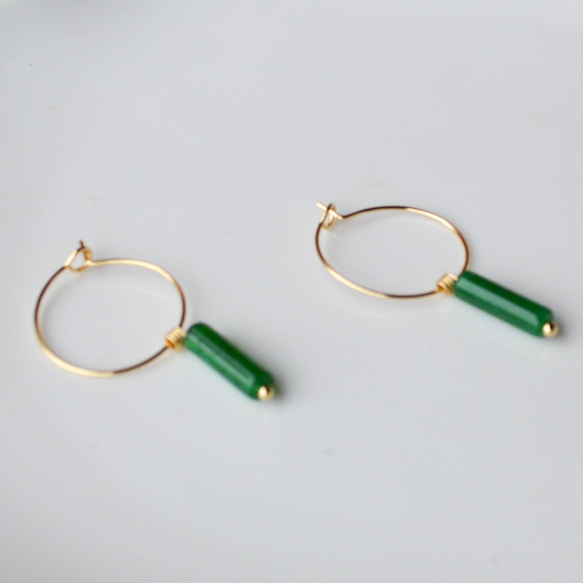 green-jade-minimalist-column-hoop-earrings-gold-gemstone
